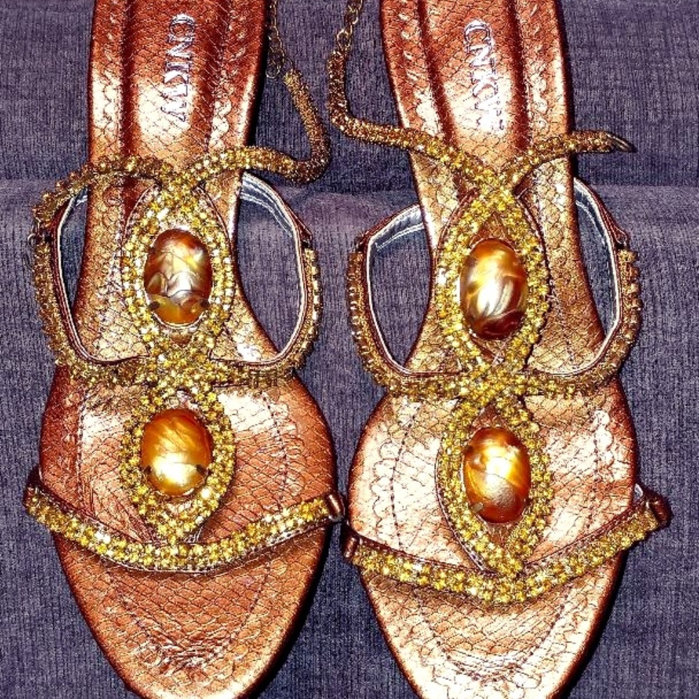 CNKW GOLD HEELS NWOT